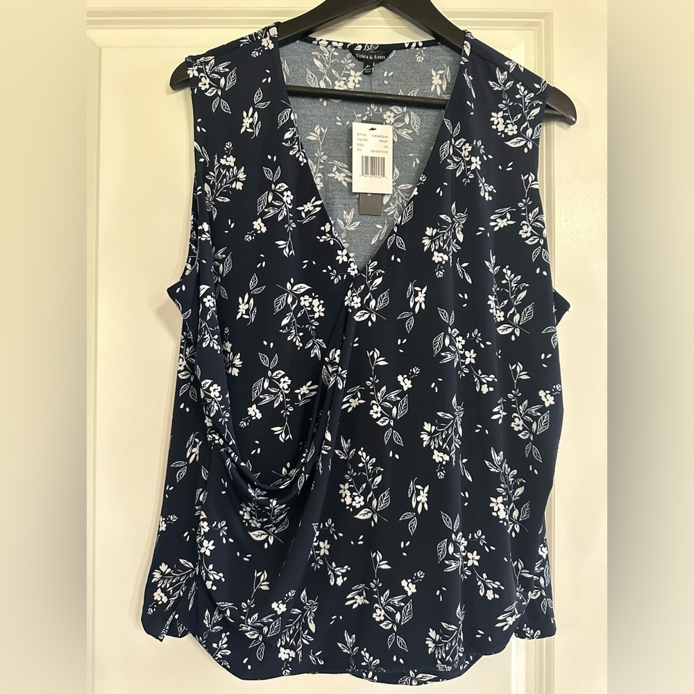 NWT VIOLETS & ROSES FLOWERY NAVY BLUE  TOP